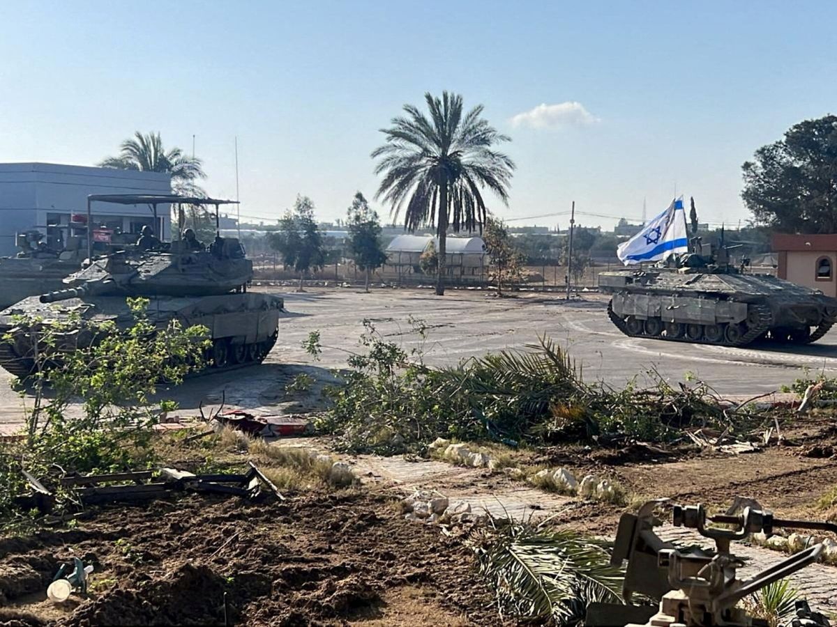 Foto:  Vehículos militares israelíes operan en el lado gazatí del paso fronterizo de Rafah. (Reuters/Fuerzas de Defensa de Israel))
