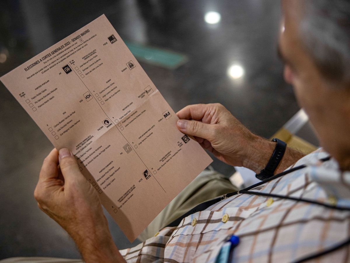 Foto: Un hombre observa una papeleta de los candidatos políticos al Senado de diferentes partidos. (EFE/Daniel González) 
