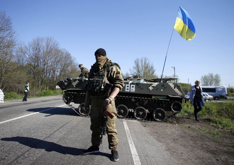 Foto: Un soldado ucraniano guarda un puesto de control cerca de Slaviansk (Reuters).