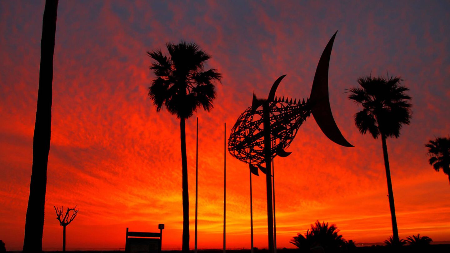 Puesta de sol en Conil con escultura de Pedro Luis Barberá Briones. (Foto: José Lojo)