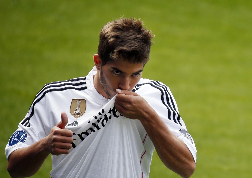 Foto: El brasileño Lucas Silva besa su escudo en su presentación como nuevo jugador del Real Madrid.