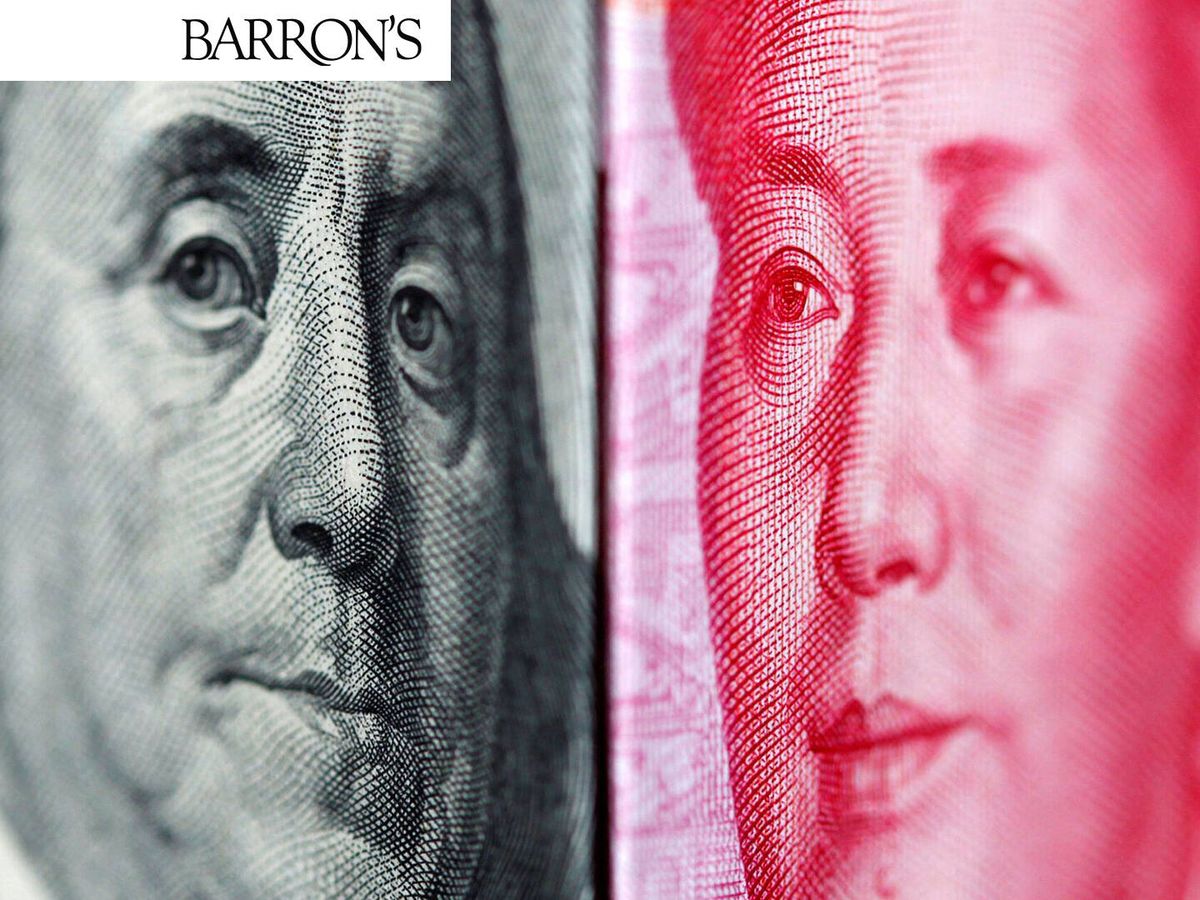 Foto: Detalle de un billete de 100 dólares  (i) y otro de 100 yuanes. (Reuters/Nicky Loh)