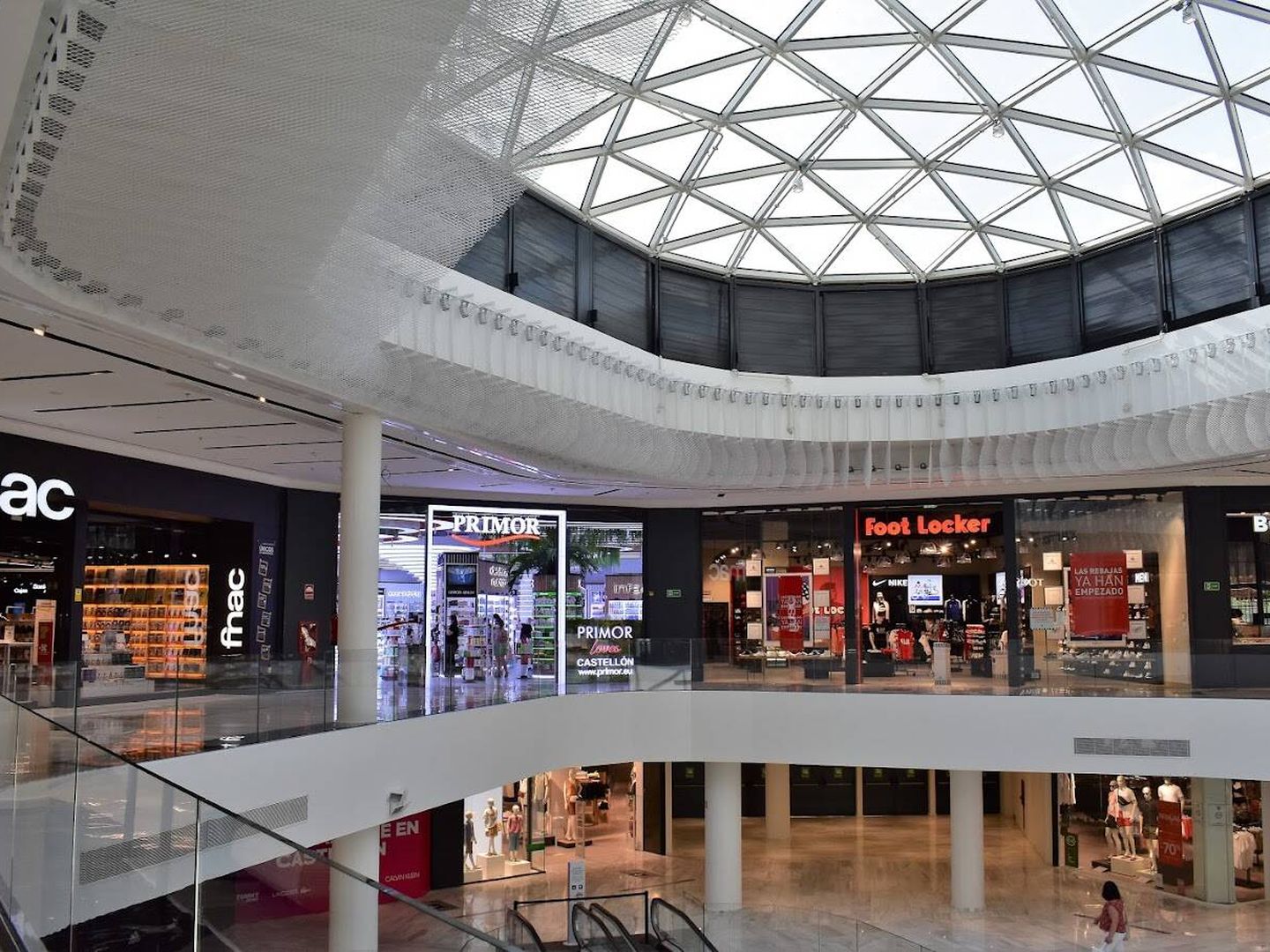 Interior del centro comercial Salera.