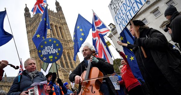 Foto: Varios manifestantes antiBrexit participan en una protesta junto al Parlamento británico en Londres. (EFE)