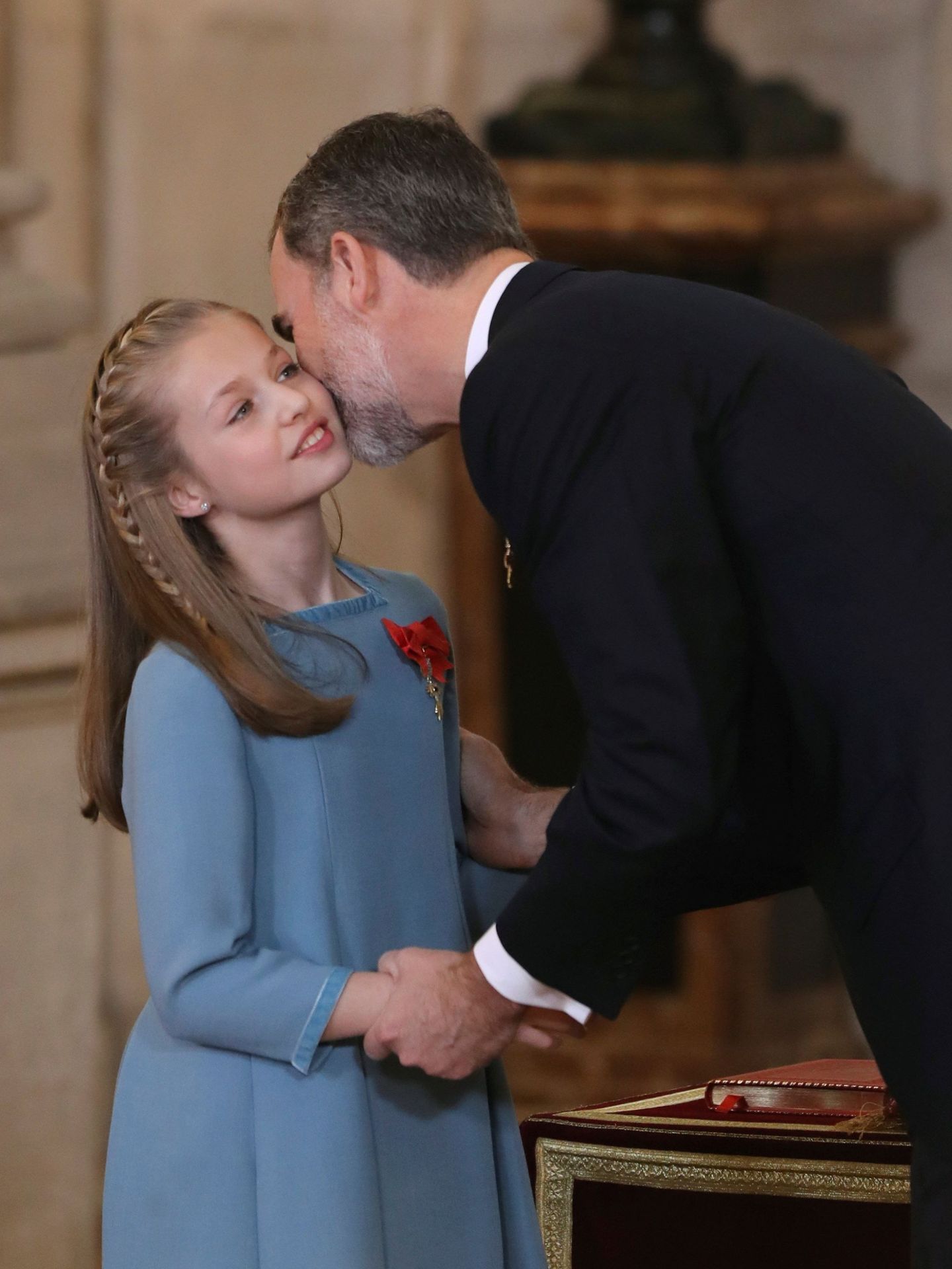 El rey Felipe VI besa a la princesa Leonor después de imponer a la Princesa de Asturias el collar del Toisón de Oro. (EFE)