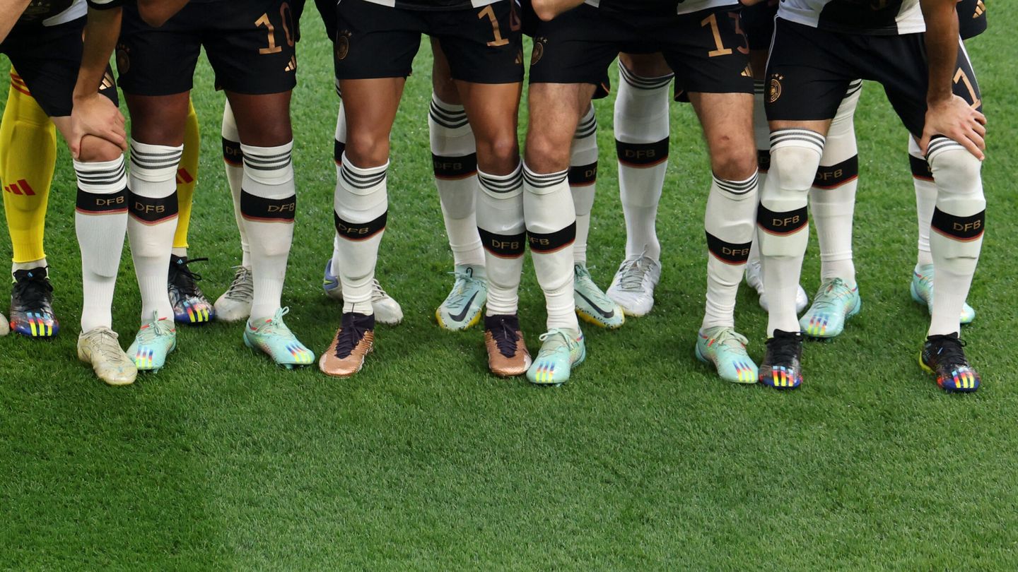 La selección alemana en un partido del Mundial de Qatar luciendo los colores del arcoíris en sus botas. (Reuters) 
