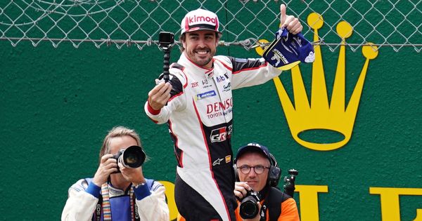 Foto: Fernando Alonso, tras su victoria en las 24 Horas de Le Mans. (Reuters)