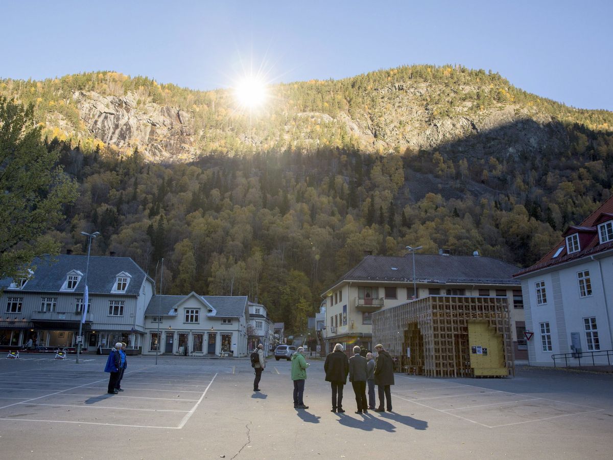Foto: Vecinos reunidos al sol en la plaza principal de Rjukan. (Reuters)