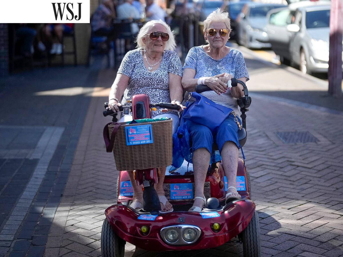 Foto: Ancianas en sillas motorizadas. (EC Diseño)