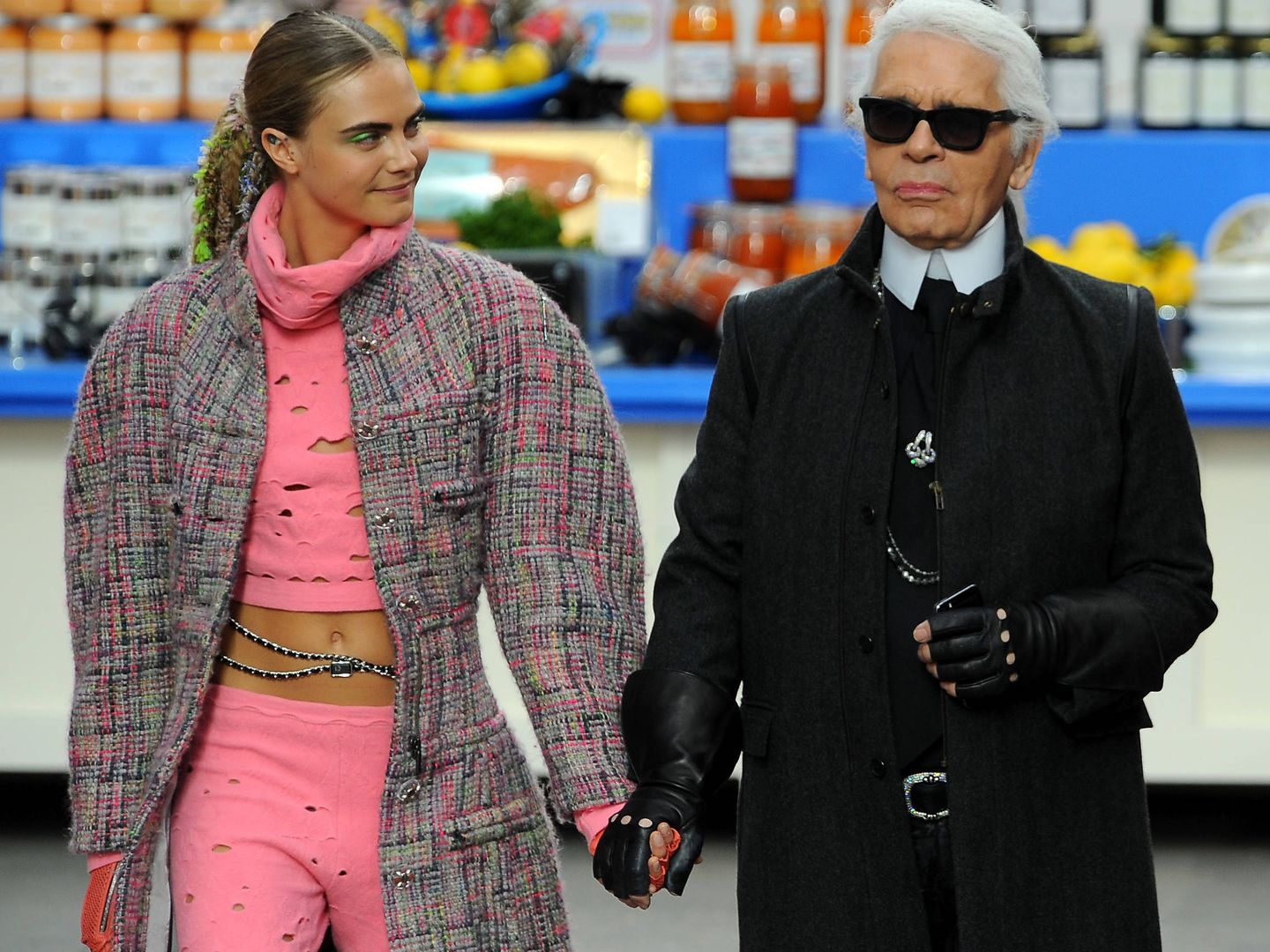 El diseñador Karl Lagerfeld y la modelo Cara Delevingne durante un desfile de la línea prêt-á-porter de Chanel (Francois Durand/Getty Images)