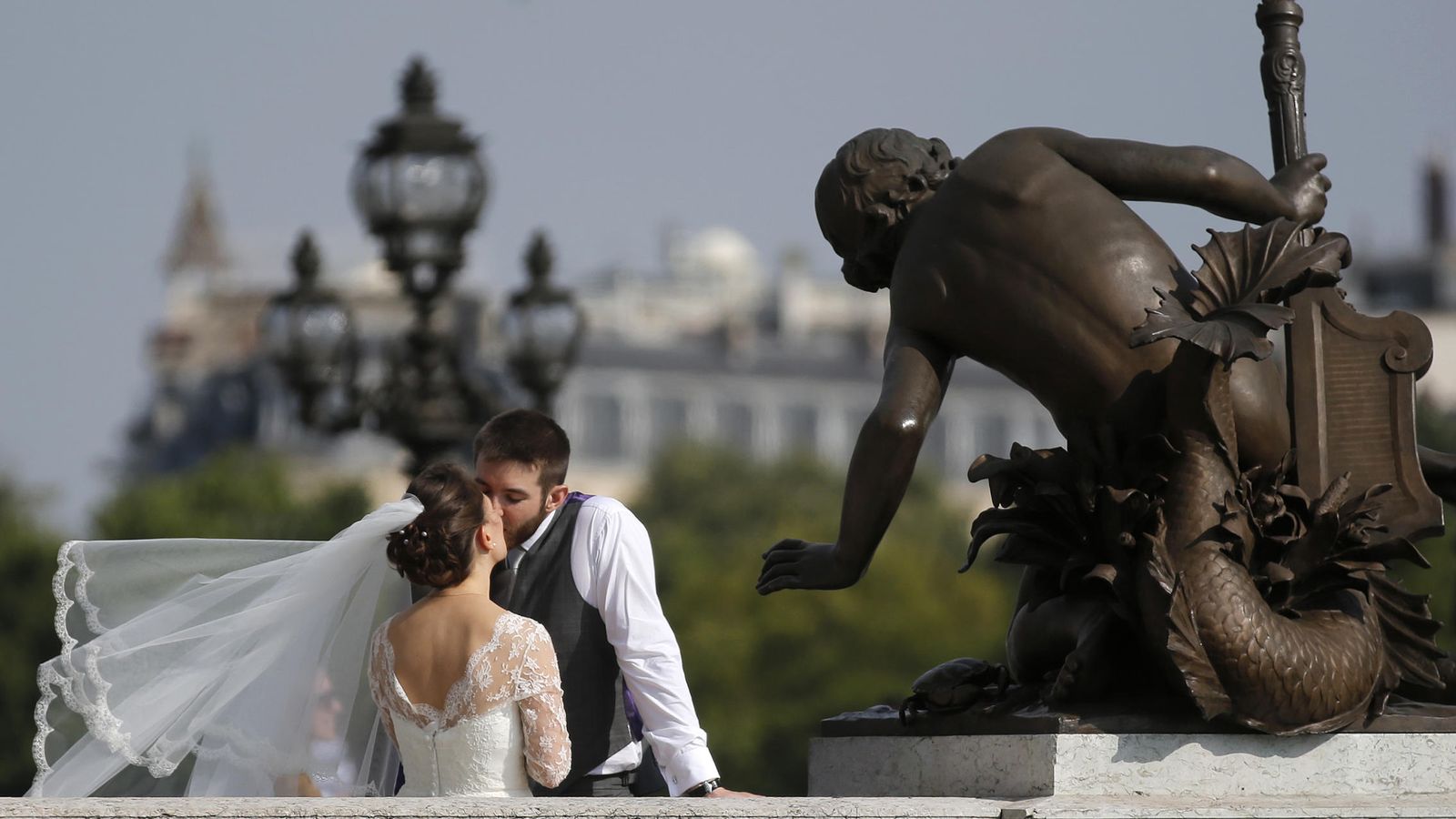 Foto: Una pareja de recién casados en el puente de Alejandro III, en París, Francia (Reuters).