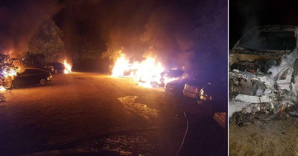 Foto: Varios de los coches de Cabify ardiendo en la Feria de Sevilla y el estado en el que quedaron tras el fuego. (EC)