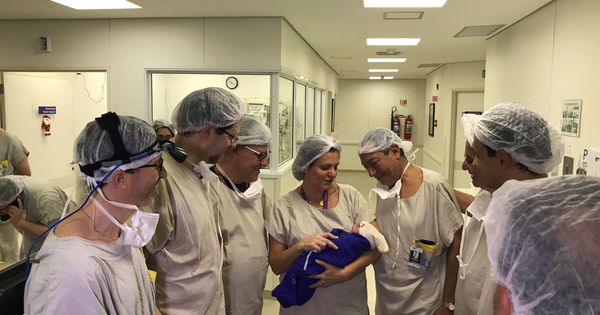 Foto: Los médicos junto a la primera niña que nace de un úteros de una fallecida. (Reuters)