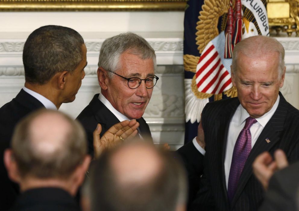 Foto: Chuck Hagel, entre Obama y Biden, tras presentar su renuncia en la Casa Blanca (Reuters). 