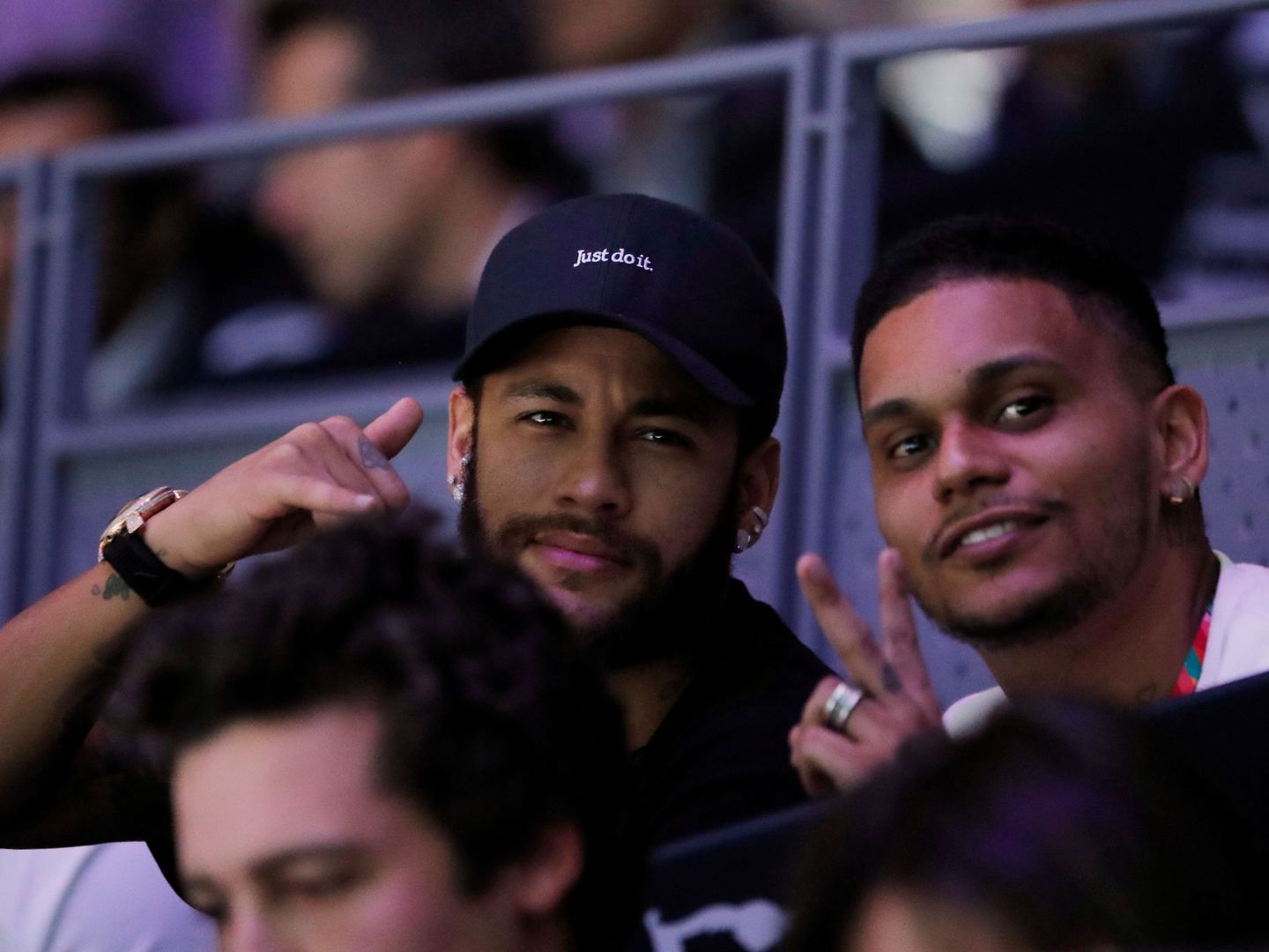 Neymar, en el palco de la Manolo Santana con un grupo de amigos...y tambien Piqué. (EFE)