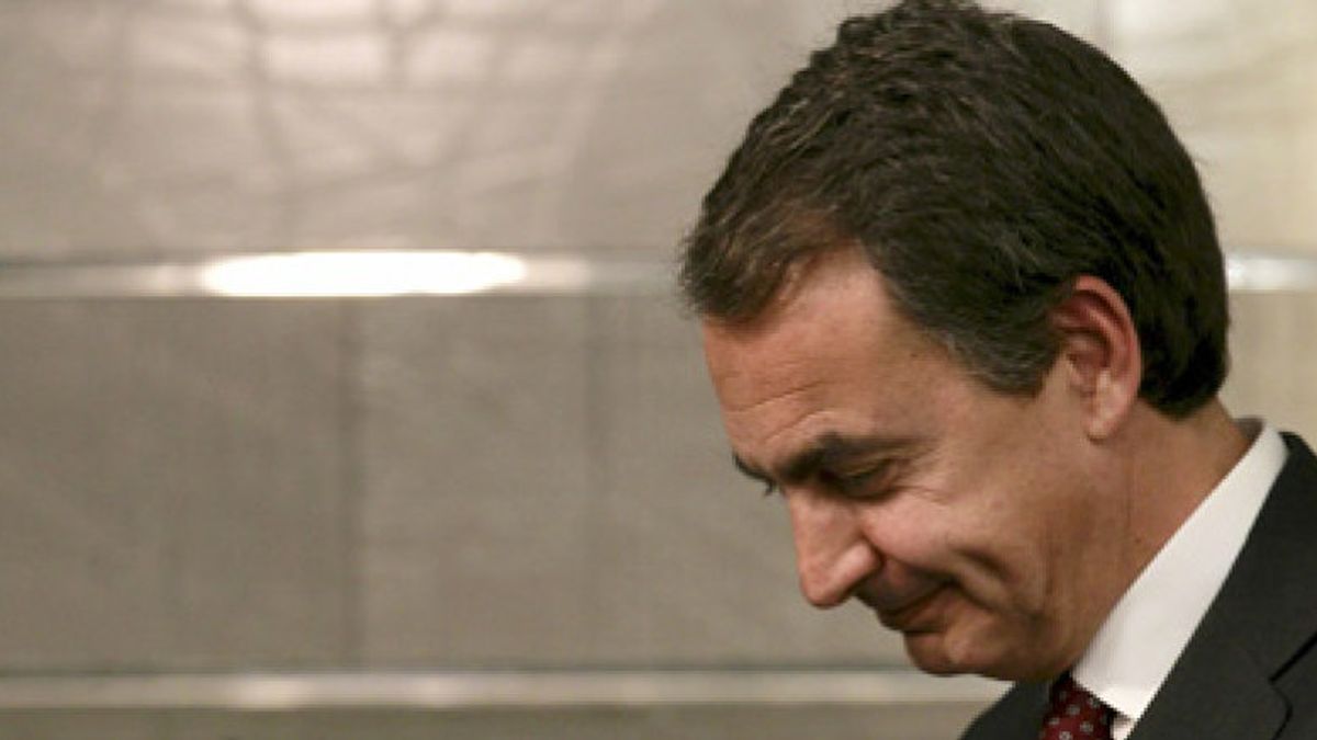 Lo que le faltaba a Zapatero: Grecia y la revuelta hunden el bono español