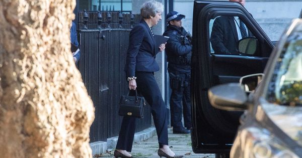 Foto: La primera ministra británica, Theresa May (i), sale por la puerta trasera de su oficina, en el número 10 de Downing Street en Londres. (EFE)