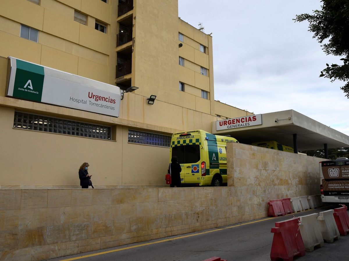 Foto: Entrada de Urgencia del Hospital Torrecardenas de Almería. (EFE/ Carlos Barba)
