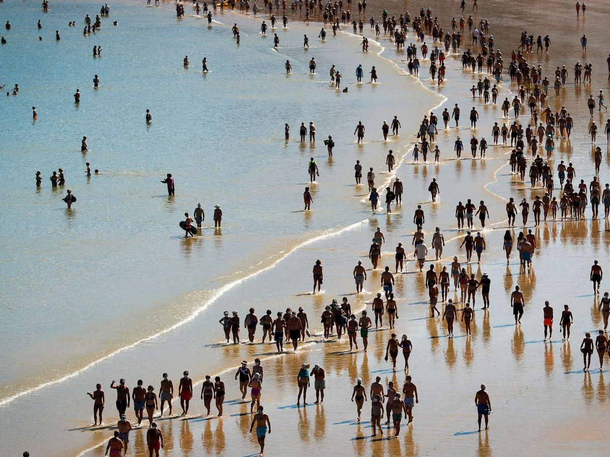 Foto: Numerosas personas, este miércoles, en la playa de La Concha de San Sebastián. (EFE)