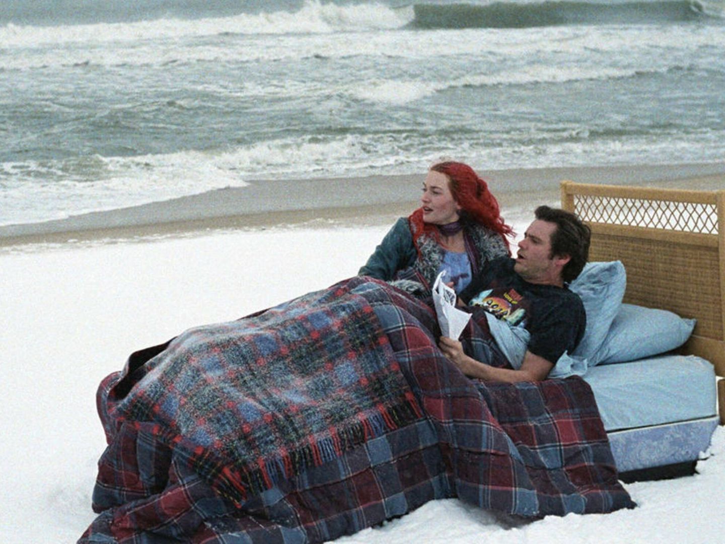 Uno de los planos más imaginativos de '¡Olvídate de mí!': la cama en la playa. (Focus Features)