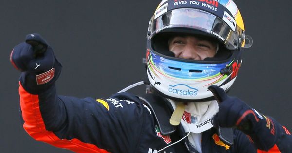Foto: Ricciardo, sonriente tras ganar en Bakú. (EFE)