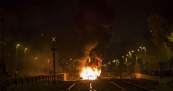 Foto: Contenedores, maquinaria y neumáticos ardiendo en una protesta a favor del soterramiento en Murcia, en septiembre de 2017. (EFE)