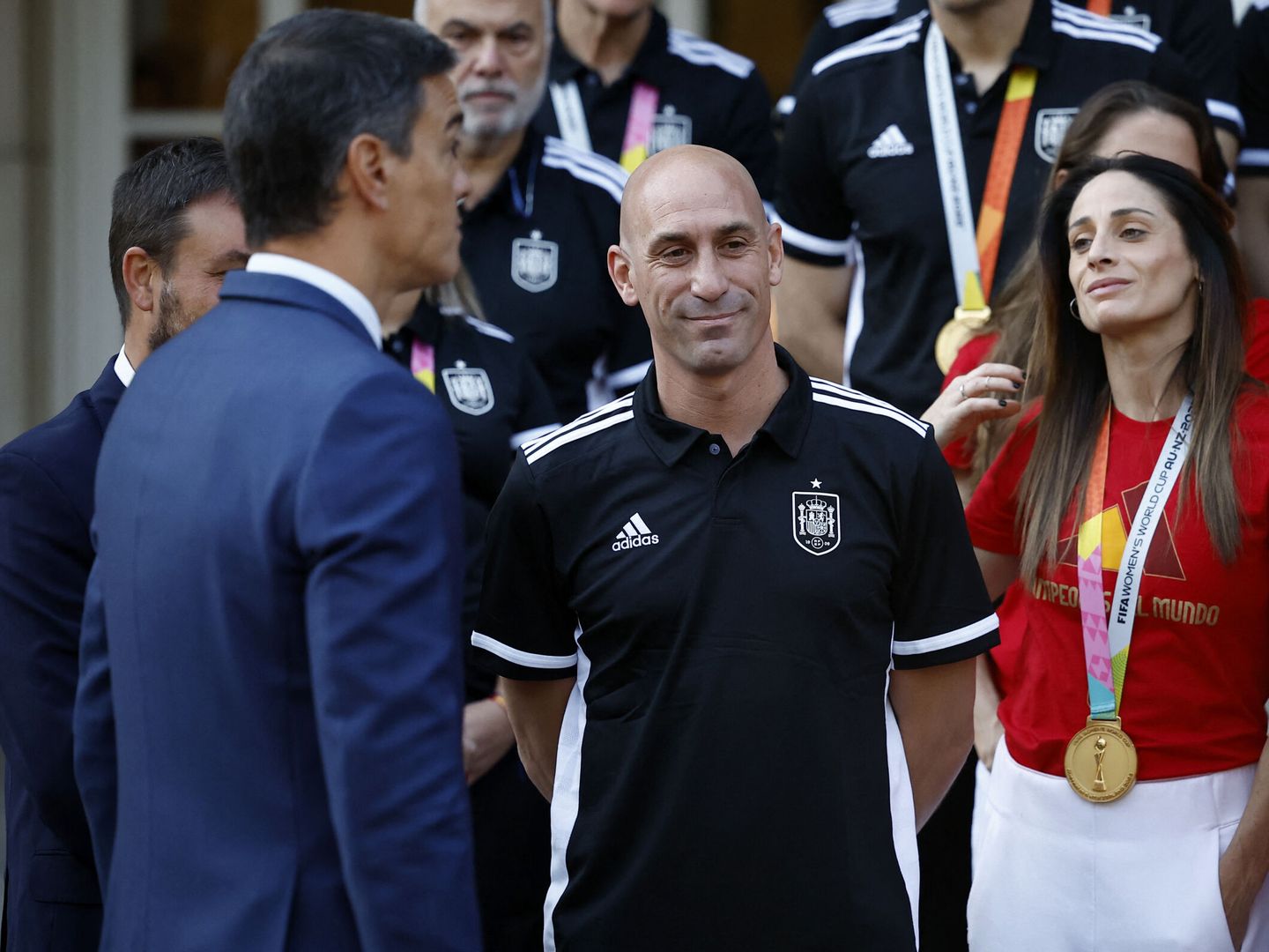 Sánchez, con Rubiales y Francos, en la recepción a las campeonas del mundo. (Reuters/Juan Medina)