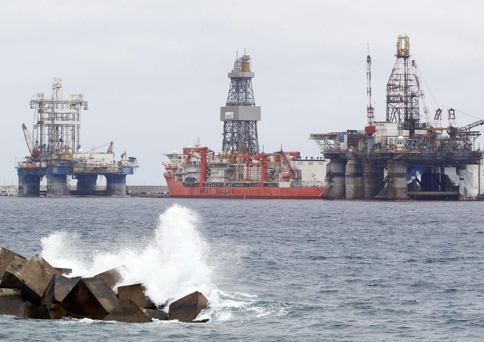 Foto: Dos plataformas petrolíferas en Las Palmas de Gran Canarias (Efe)
