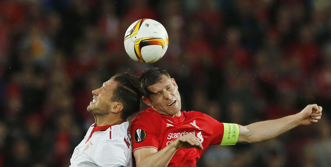 James Milner salta junto a Krychowiak durante la final de la Europa League. (Reuters)