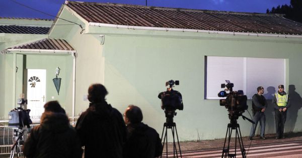 Foto: Periodistas, ante la casa del 'Chicle' en Rianxo. (EFE)