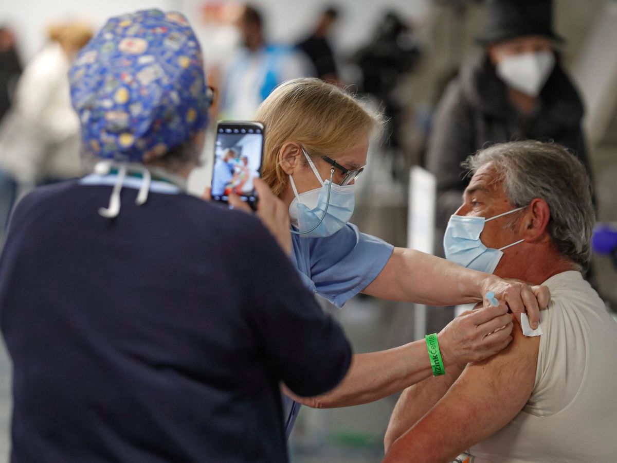 Foto: Una persona recibe una dosis de vacuna en el Wizink Center de Madrid. (EFE)