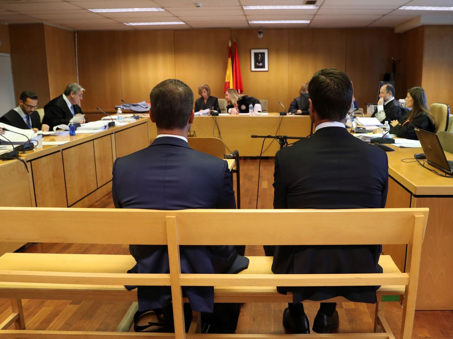 Xabi Alonso, a la derecha, en la Audiencia Provincial de Madrid. (EFE / J.J. Guillén)