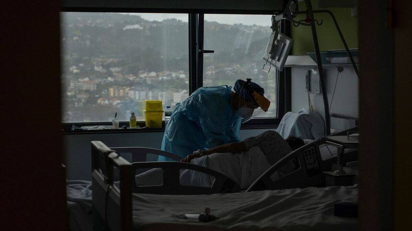 Foto: Una trabajadora sanitaria atiende a un paciente con coronavirus en Ourense, en febrero. (EFE/Brais Lorenzo)