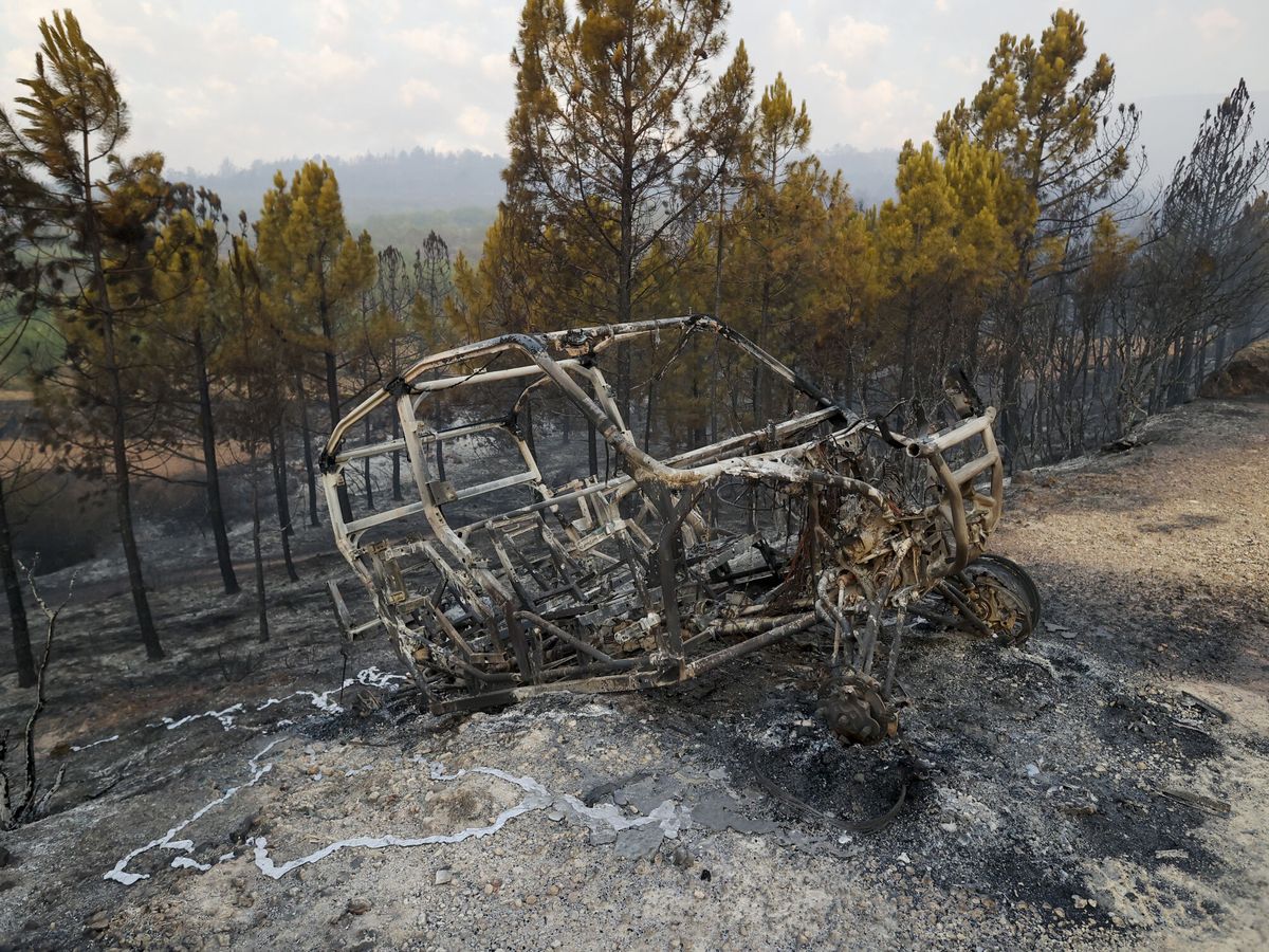 Foto: Un vehículo, calcinado por el fuego del incendio de Bejís. (EFE/Domenech Castelló)