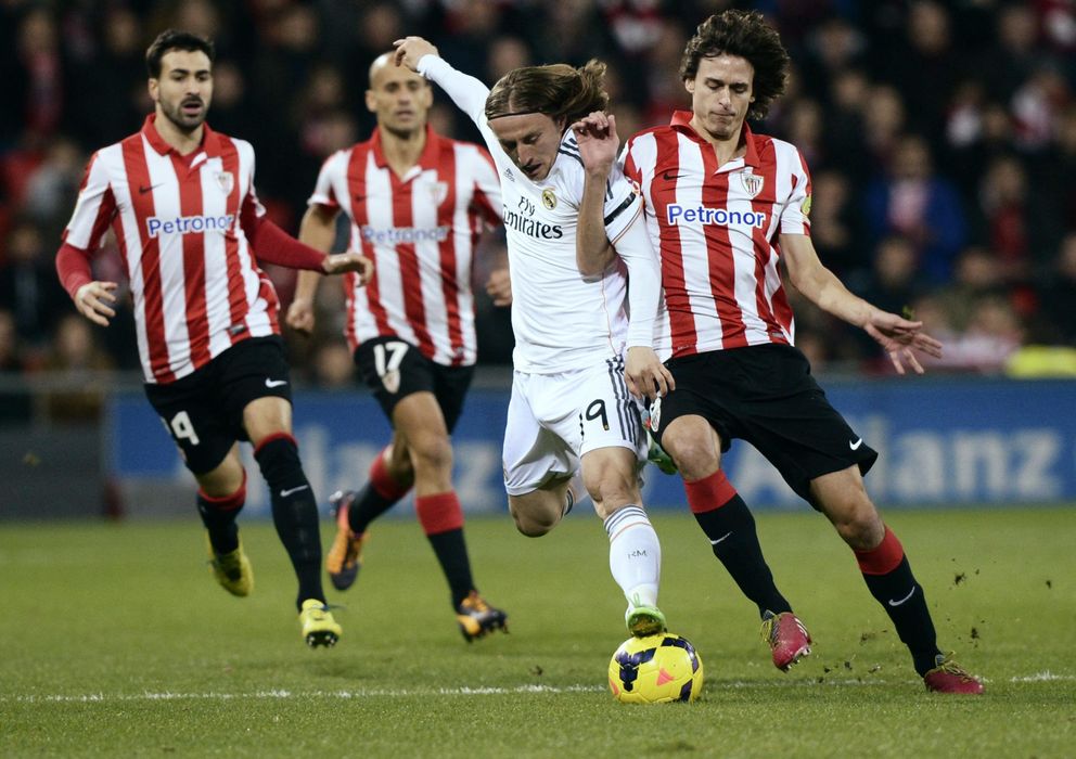 Foto: Ander Iturraspe pelea un balón con Luka Modric durante la pasada temporada.