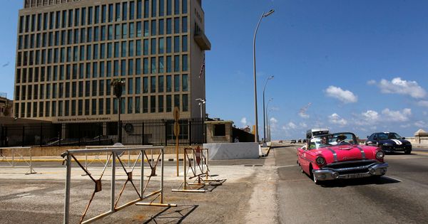 Foto: Un coche pasa por delante de la Embajada de EEUU en La Habana, cuyo personal está al mínimo, el 2 de marzo de 2018. (Reuters)