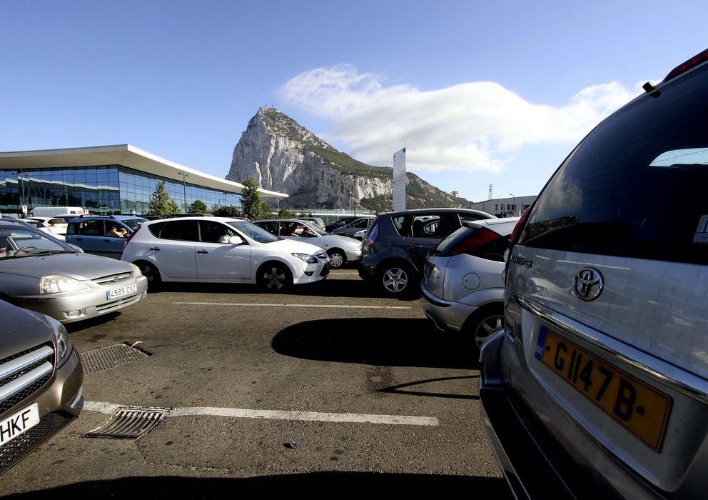 Foto: Colas de espera para acceder a Gibraltar. (EFE)