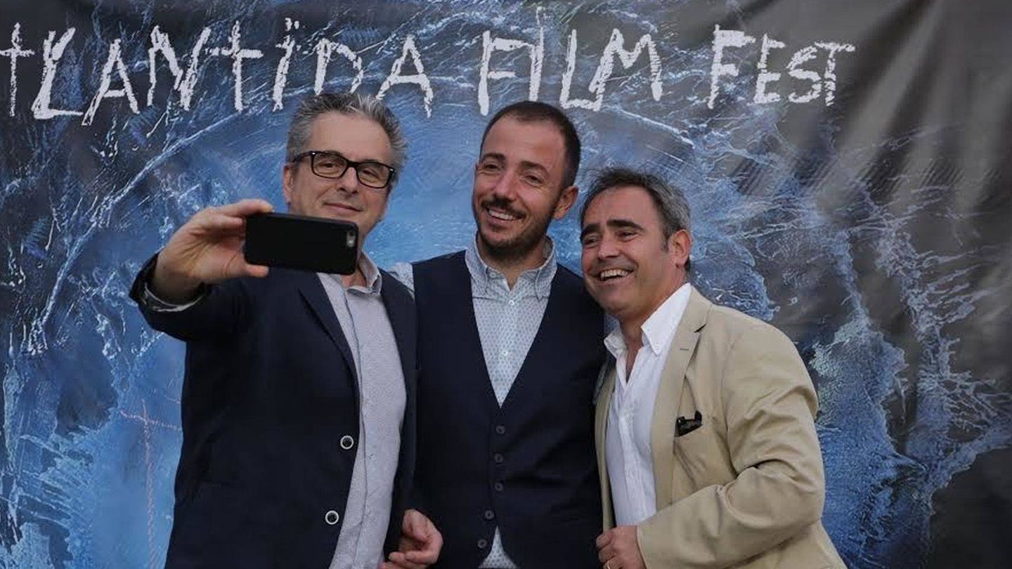 Juan Carlos Tous, móvil en mano, se fotografía junto a los otros cofundadores de Filmin. (EFE)
