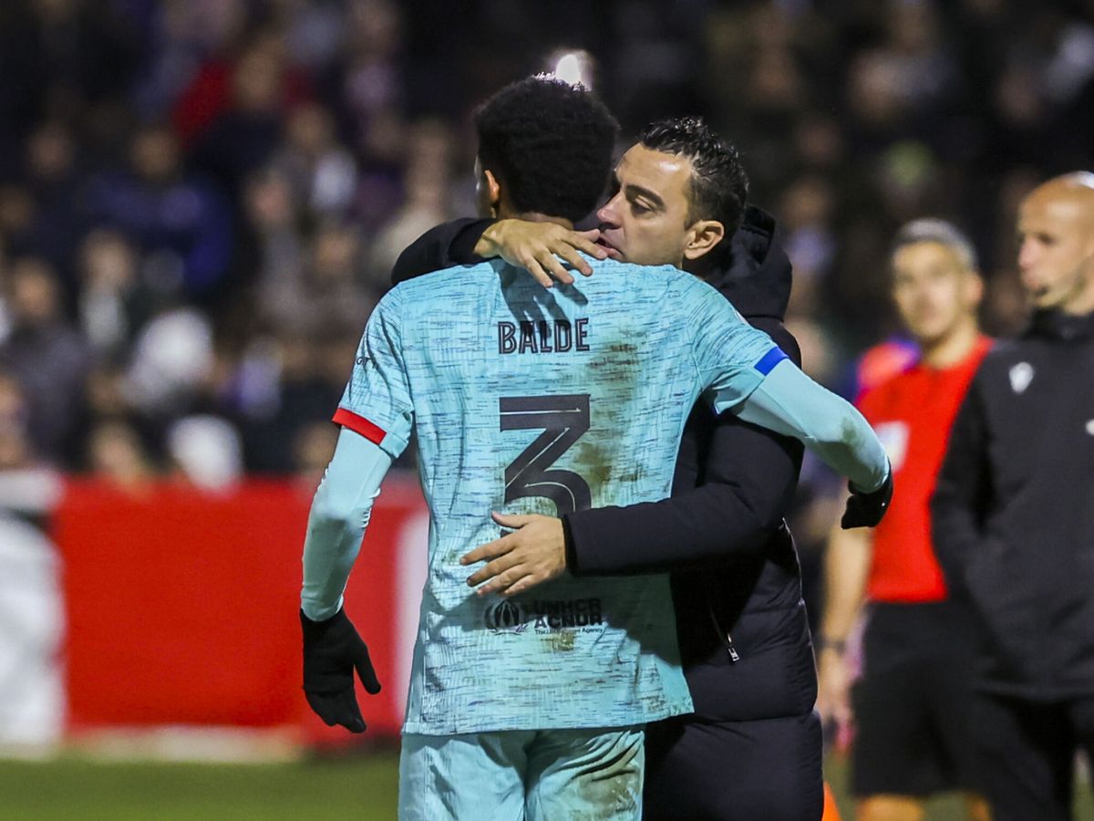 Foto: Xavi abraza a Balde tras el gol que sentenció el partido ante Unionistas de Salamanca. (EFE/Kiko Huesca)