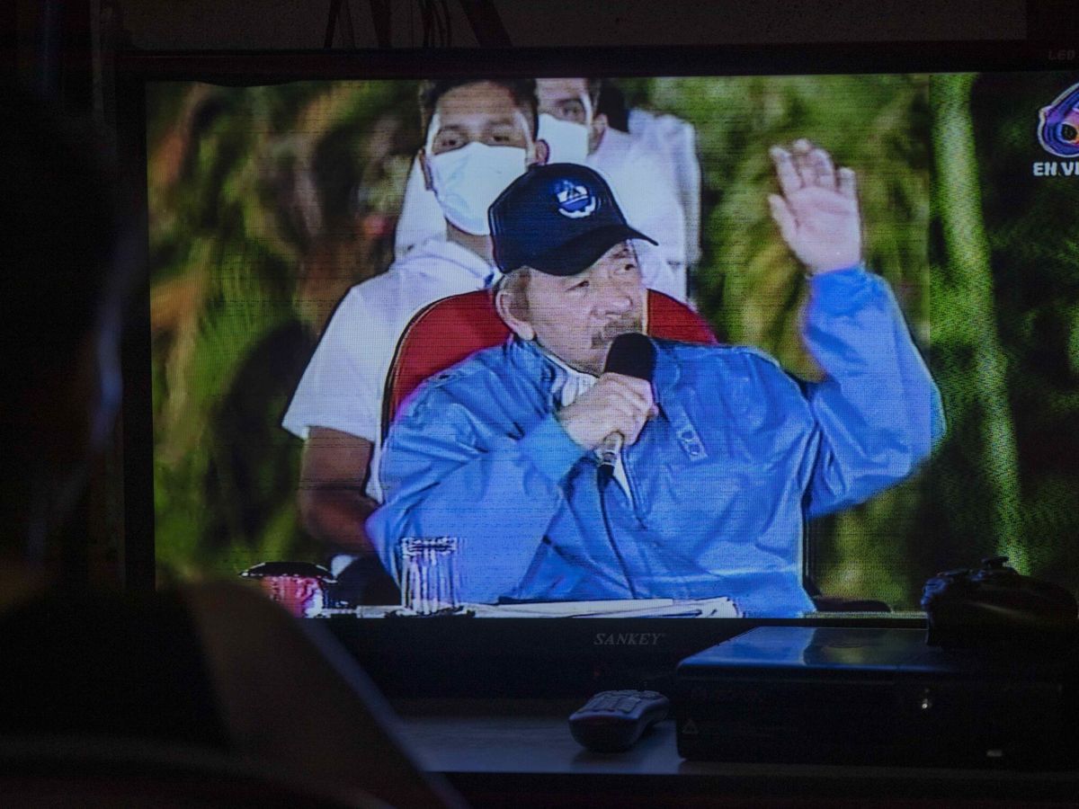 Foto: Una mujer observa en el televisor al presidente de Nicaragua Daniel Ortega durante el acto en homenaje. (EFE/Jorge Torres)