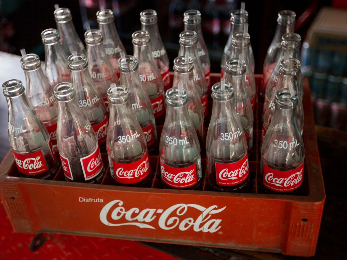 Foto: Botellas de vidrio de Coca Cola (EFE / Miguel Gutiérrez)