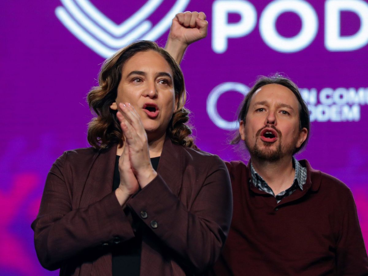 Foto: El líder de Unidas Podemos, Pablo Iglesias (d), y la alcaldesa de Barcelona, Ada Colau, son ahora los enemigos a batir. (EFE)