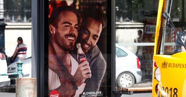 Foto: La publicidad de Coca-Cola en Hungría que ha sido criticada en Hungría (Reuters)