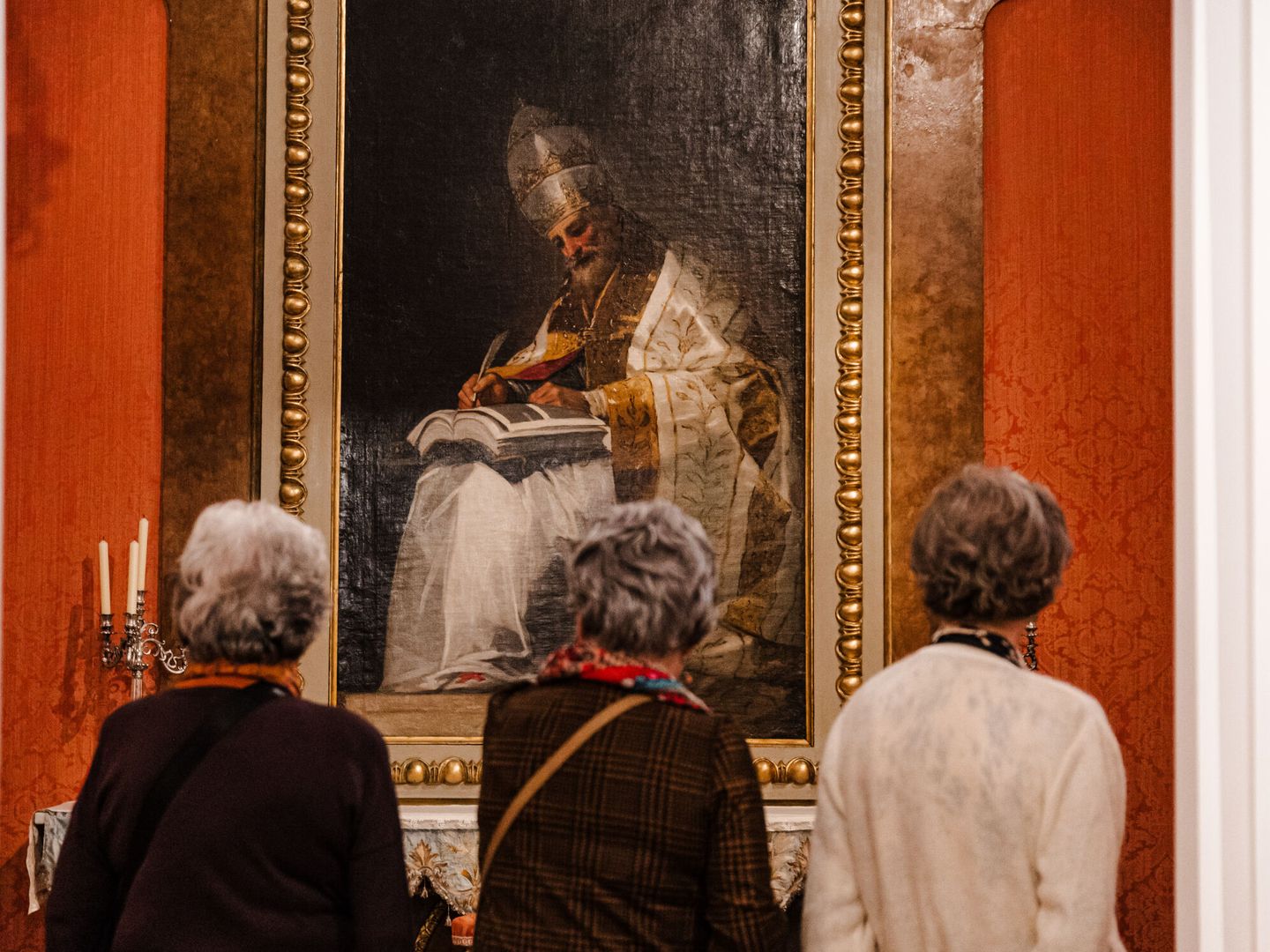 Tres mujeres contemplan una obra expuesta en el Museo del Romanticism. (EP)