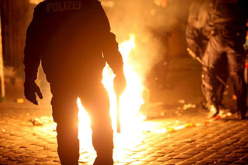 Foto: Detenciones y policías heridos en disturbios en Berlín y Hamburgo