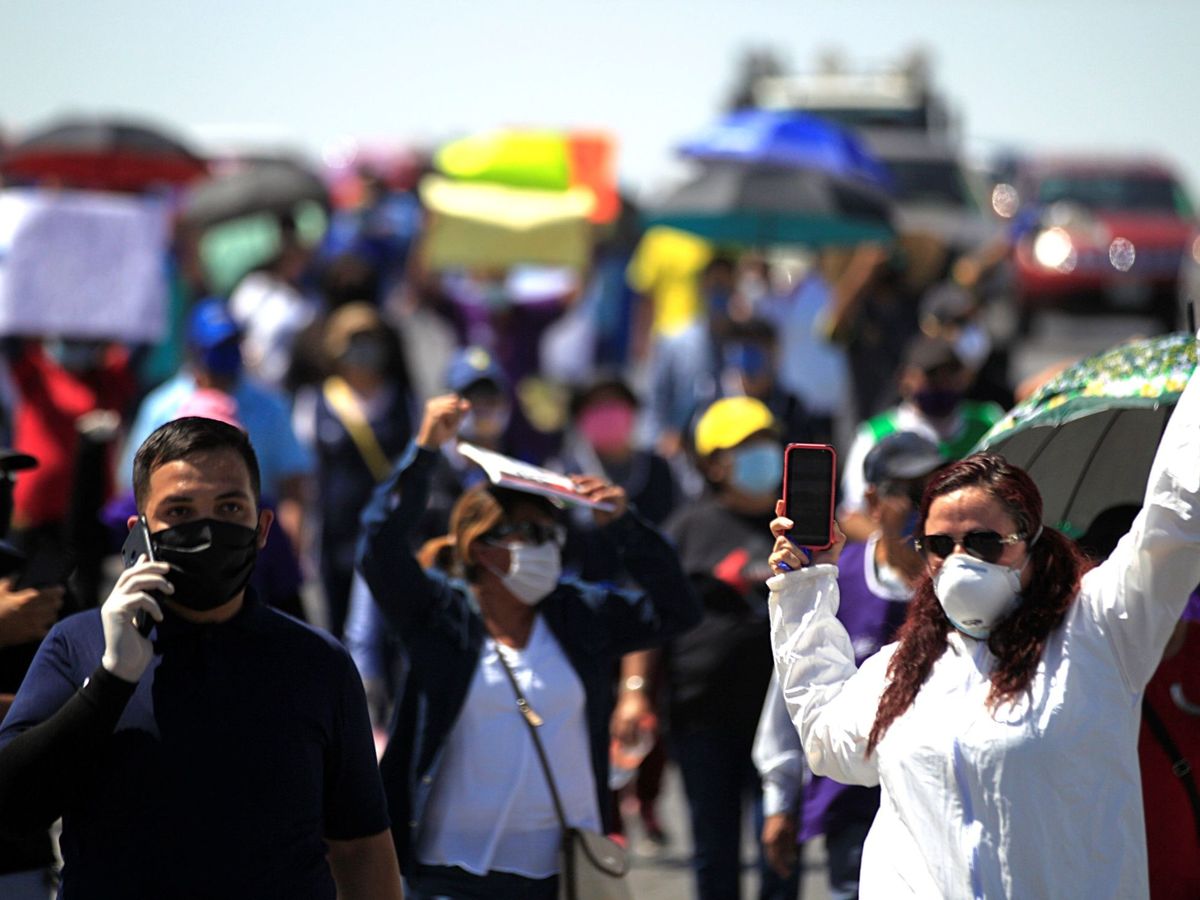 Foto: Decenas de obreros de empresas maquiladoras protestan por la apertura de las plantas este lunes en Ciudad Juárez (México). (EFE)
