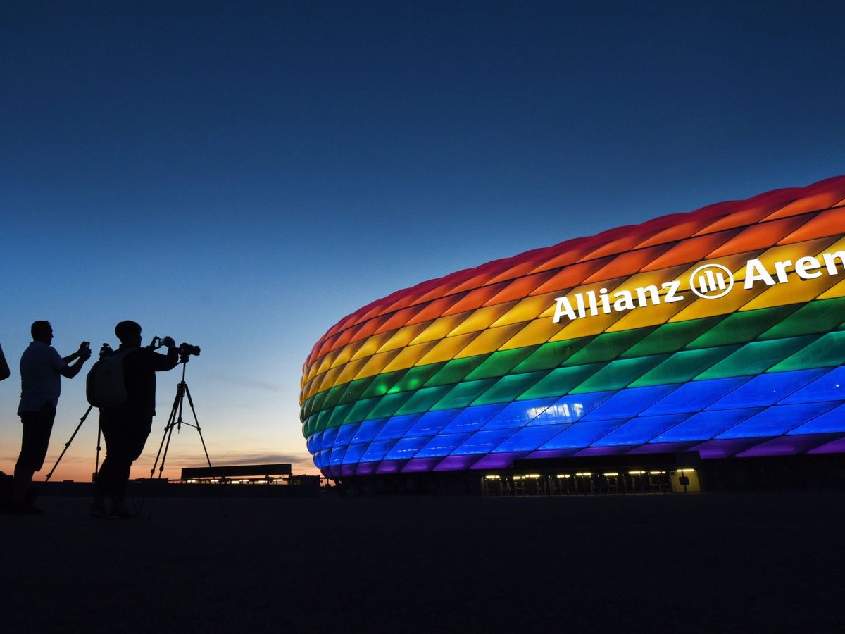 Foto: El Allianz Arena, iluminado con la bandera de arco iris, en una imagen de archivo. (EFE)