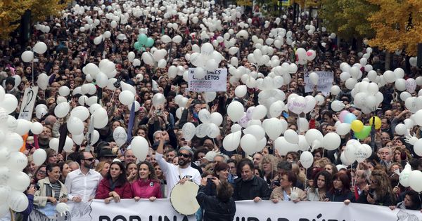 Foto: Manifestación a favor de la Sanidad Pública en Granada. (EFE)