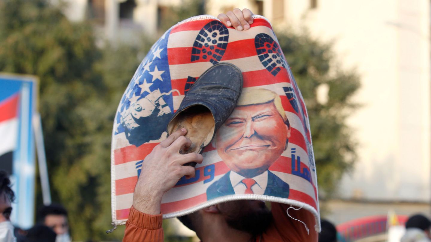 Manifestante frente a la embajada de EEUU en Bagdad, Irak, el 1 de enero. (EFE)