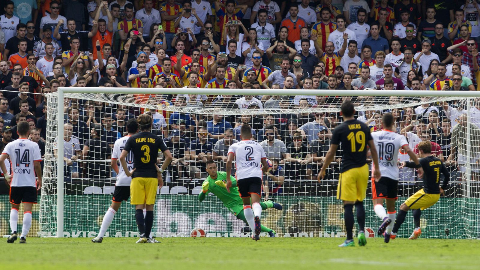 Foto: Diego Alves en el momento de parar el penalti lanzado por Griezmann (EFE)